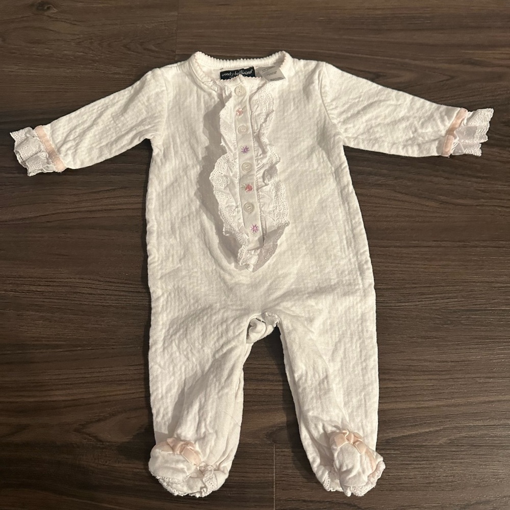 Wendy Bellissimo Size 6-9mo Baby Girl White Lace-Trim Romper with Pink Accents